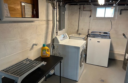 Milwaukee Casa | 5 bedroom - 2 full Bath , Proj TV. 2 Car Garage. 1st Floor shower + "Q" bed