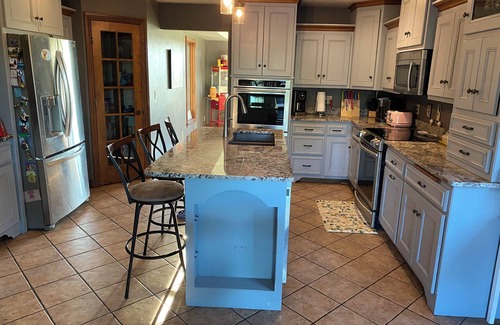 De Pere Casa | 5 Bedroom 5 bath custom home 17 min from Lambeau with hot tub
