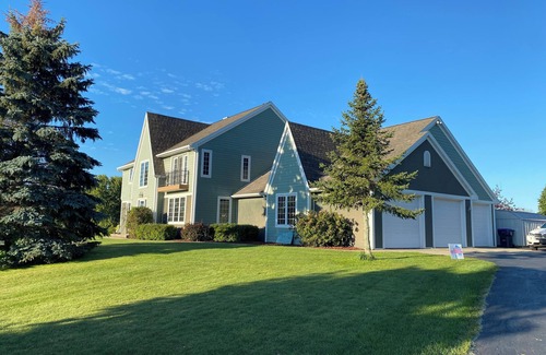 De Pere Casa | 5 Bedroom 5 bath custom home 17 min from Lambeau with hot tub