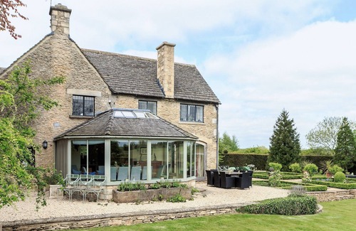 Brimpsfield Cabaña | 5 bedroom accommodation in The Camp, near Stroud