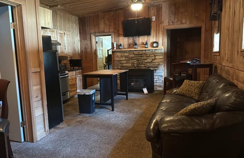 La Porte Cabina | 5-bedroom bed & breakfast in charming La Porte with AC, WiFi