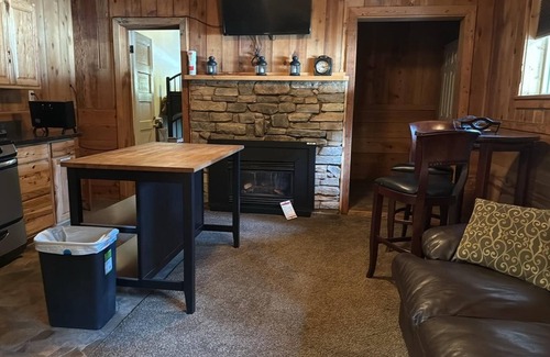 La Porte Cabina | 5-bedroom bed & breakfast in charming La Porte with AC, WiFi
