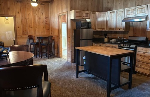 La Porte Cabina | 5-bedroom bed & breakfast in charming La Porte with AC, WiFi