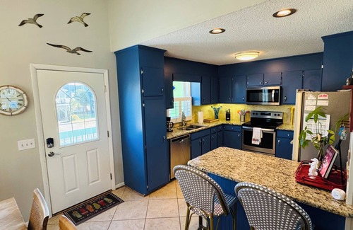 Ocean Isle Beach Cabaña | Canal Cottage de 5 dormitorios - 2 minutos a pie de acceso a la playa - Muelle para embarcaciones, jacuzzi, kayak