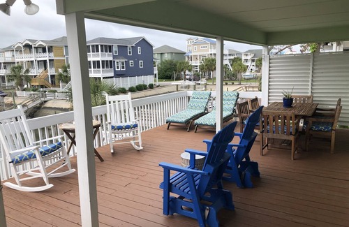 Ocean Isle Beach Cabaña | Canal Cottage de 5 dormitorios - 2 minutos a pie de acceso a la playa - Muelle para embarcaciones, jacuzzi, kayak