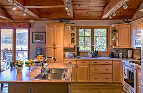 Rosseau Cabaña | 5 Bedroom Cottage on Lake Rosseau | Boathouse, Water Toys and Sandy Beach