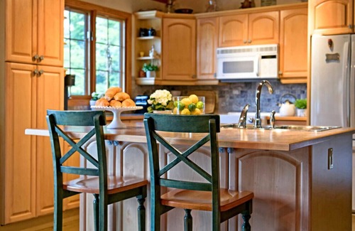Rosseau Cabaña | 5 Bedroom Cottage on Lake Rosseau | Boathouse, Water Toys and Sandy Beach