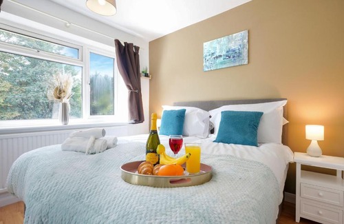 Knowle Sands Casa | 5 Bedroom Detached House - Close to City Centre - Sleeps up to 10 guests with Free Parking, Fast Wifi, SmartTVs and Large Garden by Yoko Property