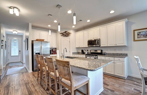 Millville Casa | 5 Bedroom Dog Friendly Townhome end-unit in the Bishop's Landing community! Community Pool, Shuttle service to the beach, tennis courts, pickleball courts, fitness center and more!