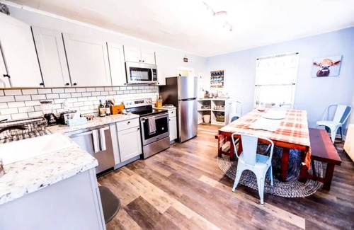 West Saugerties Casa | 🇺🇦5 Bedroom Farmhouse close to Woodstock, great for large groups and families
