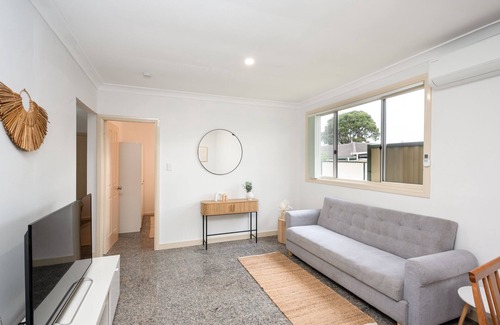 Revesby Casa | 5 Bedroom Home in Revesby-Sleeps 12