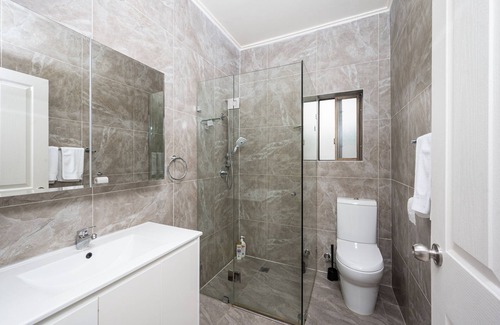 Revesby Casa | 5 Bedroom Home in Revesby-Sleeps 12