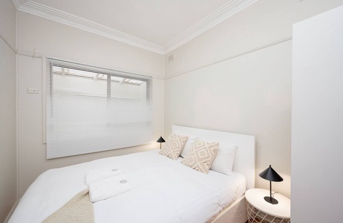 Revesby Casa | 5 Bedroom Home in Revesby-Sleeps 12