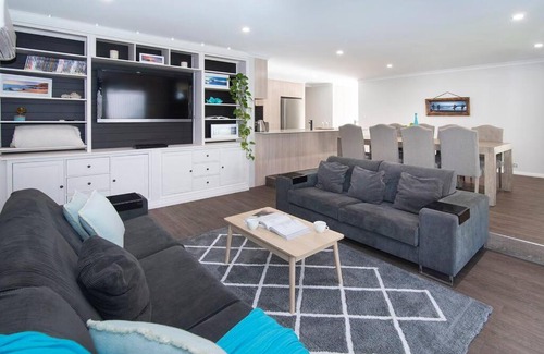 Geographe Casa | 5 Bedroom Home meters from the beach