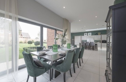 Bicester Casa | 5 Bedroom House located near The Heyford for fab food & drinks & BicesterVillage
