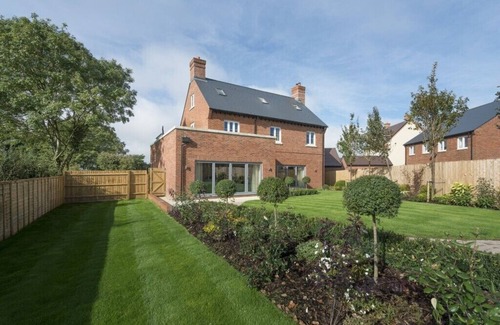 Bicester Casa | 5 Bedroom House located near The Heyford for fab food & drinks & BicesterVillage