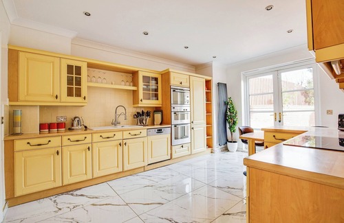 Stanmore Casa | 5 Bedroom House with Free Parking. Only 30 mins to Bond Street Station.