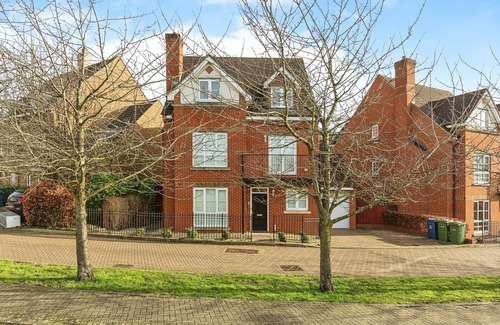 Stanmore Casa | 5 Bedroom House with Free Parking. Only 30 mins to Bond Street Station.