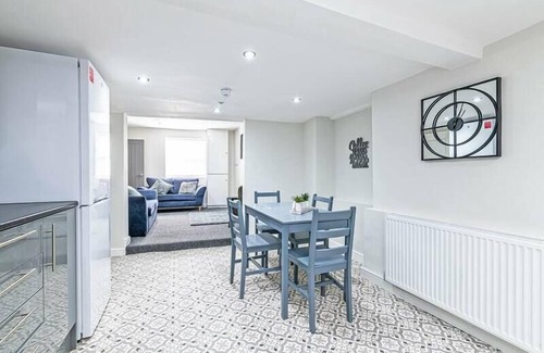 Prescot Casa | 5 Bedroom House within Prescot