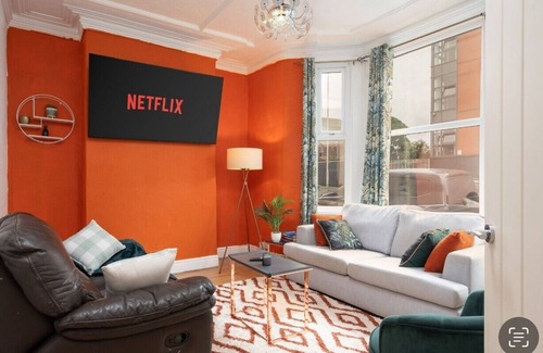 Birkenhead Casa | 5 Bedroom in-Birkenhead Wirral-Free Parking-Free Internet and work place