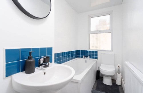 Birkenhead Casa | 5 Bedroom in-Birkenhead Wirral-Free Parking-Free Internet and work place
