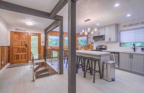 Coboconk Cabaña | 5 Bedroom Kawartha Lakes Cottage - lake and mini beach access!