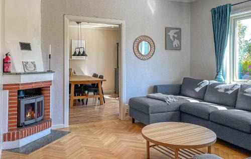 Hanger Casa | 5 Bedroom Lovely Home In Värnamo