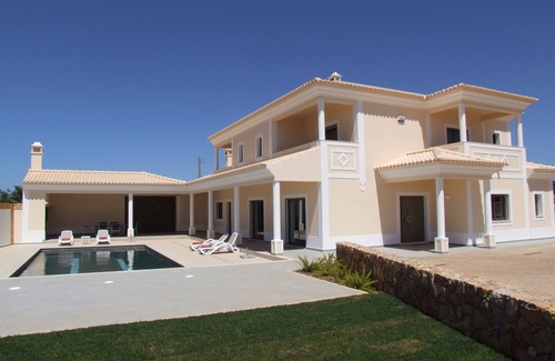 Sesmarias Villa | Villa de lujo de 5 estrellas con piscina climatizada Incl, aire acondicionado, TV vía satélite y WIFI. Playa cercana
