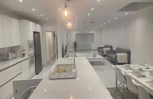 Fairlop Casa | 5 Bedroom Modern and Spacious House in London