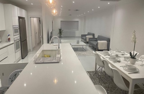 Fairlop Casa | 5 Bedroom Modern and Spacious House in London