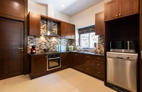 Hua Hin Villa | 5 Bedroom Pool Villa Close To Town H5