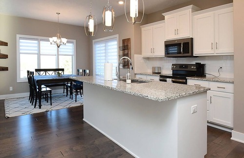 Omaha Casa | 5 bedroom Spacious Home w/ entertainment & 5 mins from interstate!