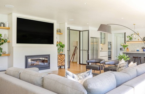 Constantia Casa | 5 bedroom with Stunning garden, pool and views. Dream family vacation home