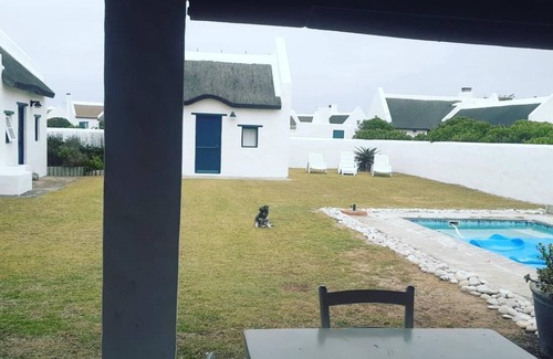 Struisbaai Casa | 5 Bedroomed Fisherman's Cottage in Struis Bay