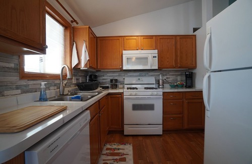 Shakopee Casa | 5 Bedrooms 2 Bath 2 Grg 3 King beds 2 Queen beds & a Game Room split level home