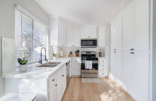 Sacramento Casa | 5 bedrooms 3 bath with EV fast charger