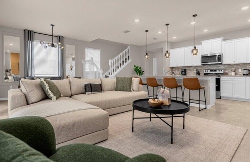Wellington Casa | 5 Bedrooms/ 4.5 Bathrooms/ W. Island (4074 LA)