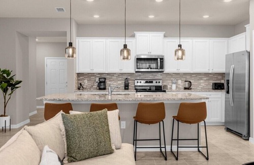 Wellington Casa | 5 Bedrooms/ 4.5 Bathrooms/ W. Island (4074 LA)
