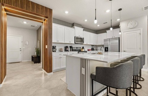 Four Corners Casa | 5 Bedrooms/4.5 Bathrooms/Windsor Cay (16125PF)