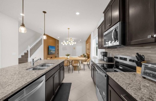 Four Corners Casa | 5 Bedrooms/5.5 Bathrooms/Windsor Cay (15948CC)