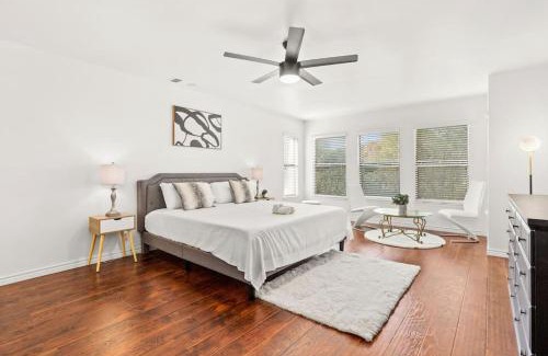 North San Antonio - SAT Casa | 5 Bedrooms with Chefs Kitchen 2 Masters Room and Game Lounge