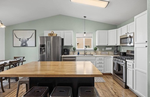 Summerset Casa | 5 Beds, Hot Tub, Fenced backyard