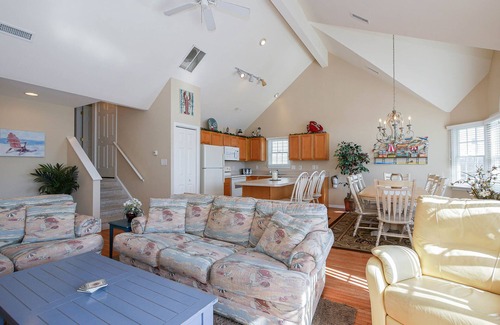 North End Casa | ¡¡COSTA DORADA!! 1 BLOQUE A LA PLAYA !! ¡¡5 estrellas!! 4 Bd 2Bth 2nd Flr w / Deck privado en la azotea