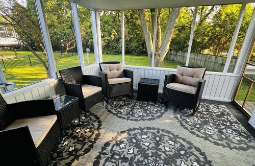 Bloomington Casa | 5 BR 2.5 Bath Modern Retreat - Great for Families & Groups