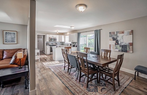 Caldwell Casa | 5 BR-2 Kings, 2 Fridges, Contractors/Insurance
