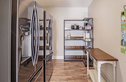 Caldwell Casa | 5 BR-2 Kings, 2 Fridges, Contractors/Insurance