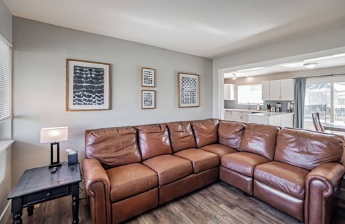 Caldwell Casa | 5 BR-2 Kings, 2 Fridges, Contractors/Insurance
