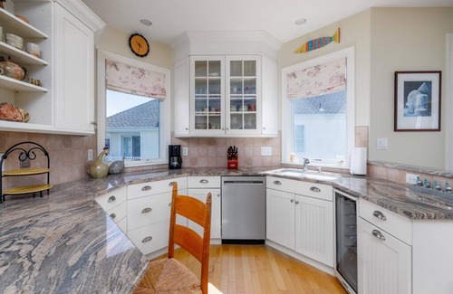 Admiral Estates Casa | 5 BR/4 BA single family home located one block to the beach. Sleeps 12!