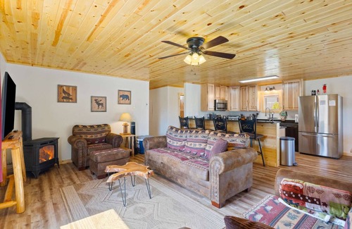 Gardiner Casa | 5 br house with gorgeous mountain and river view by Yellowstone