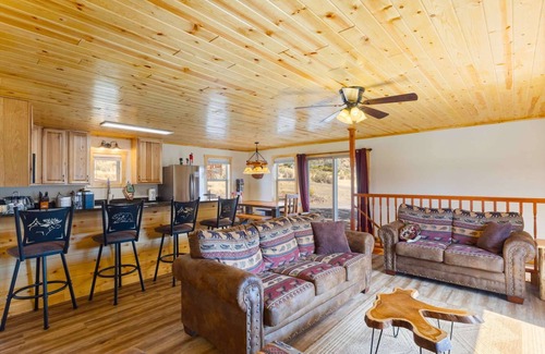 Gardiner Casa | 5 br house with gorgeous mountain and river view by Yellowstone